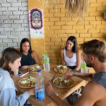 Tiki Bar Hostel אלה מראה חיצוני תמונה