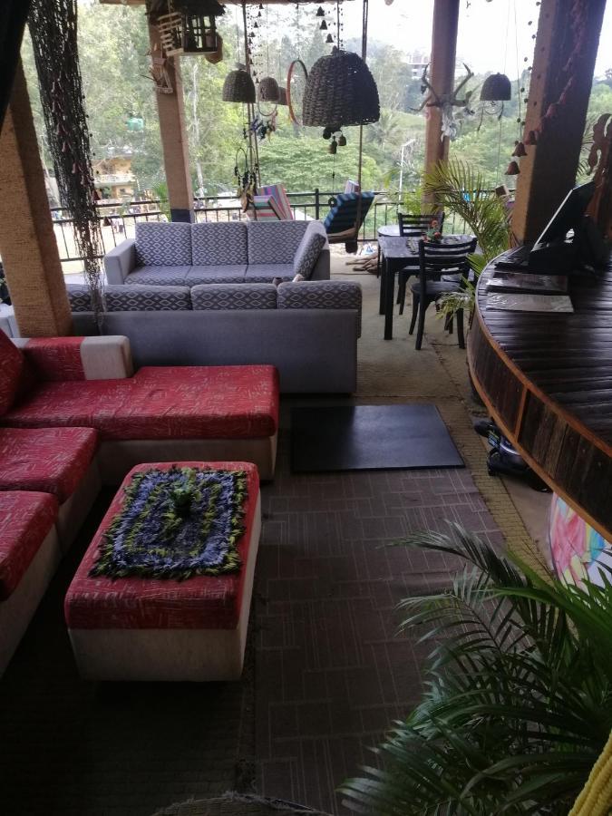 Tiki Bar Hostel אלה מראה חיצוני תמונה