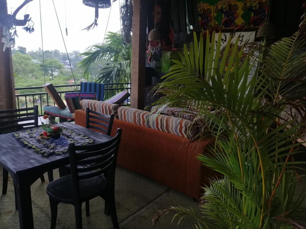 Tiki Bar Hostel אלה מראה חיצוני תמונה