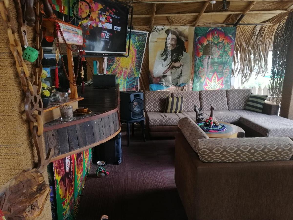 Tiki Bar Hostel אלה מראה חיצוני תמונה